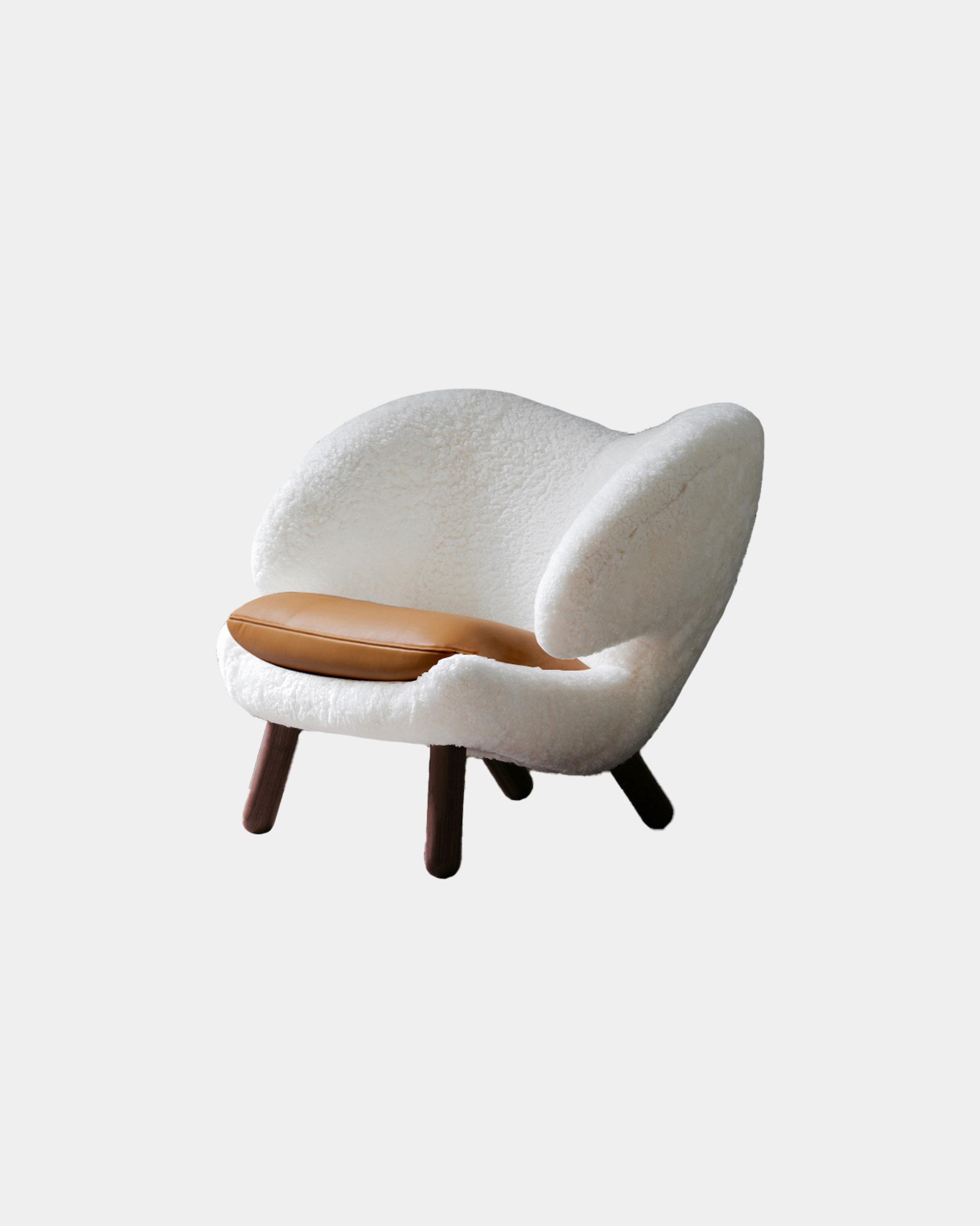 Pelican Chair Offwhite Seat Walnut