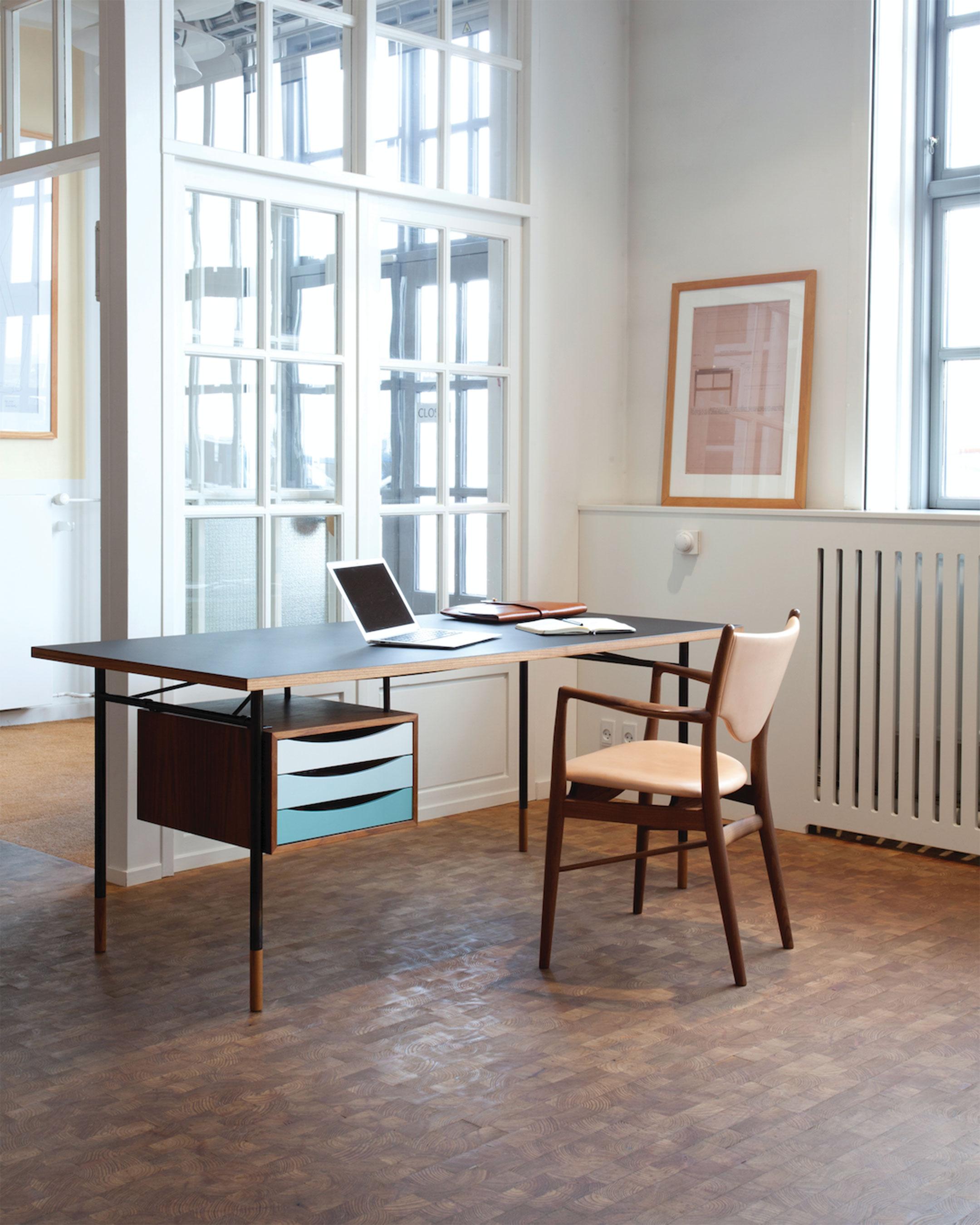 The Nyhavn Desk W/Tray Cold