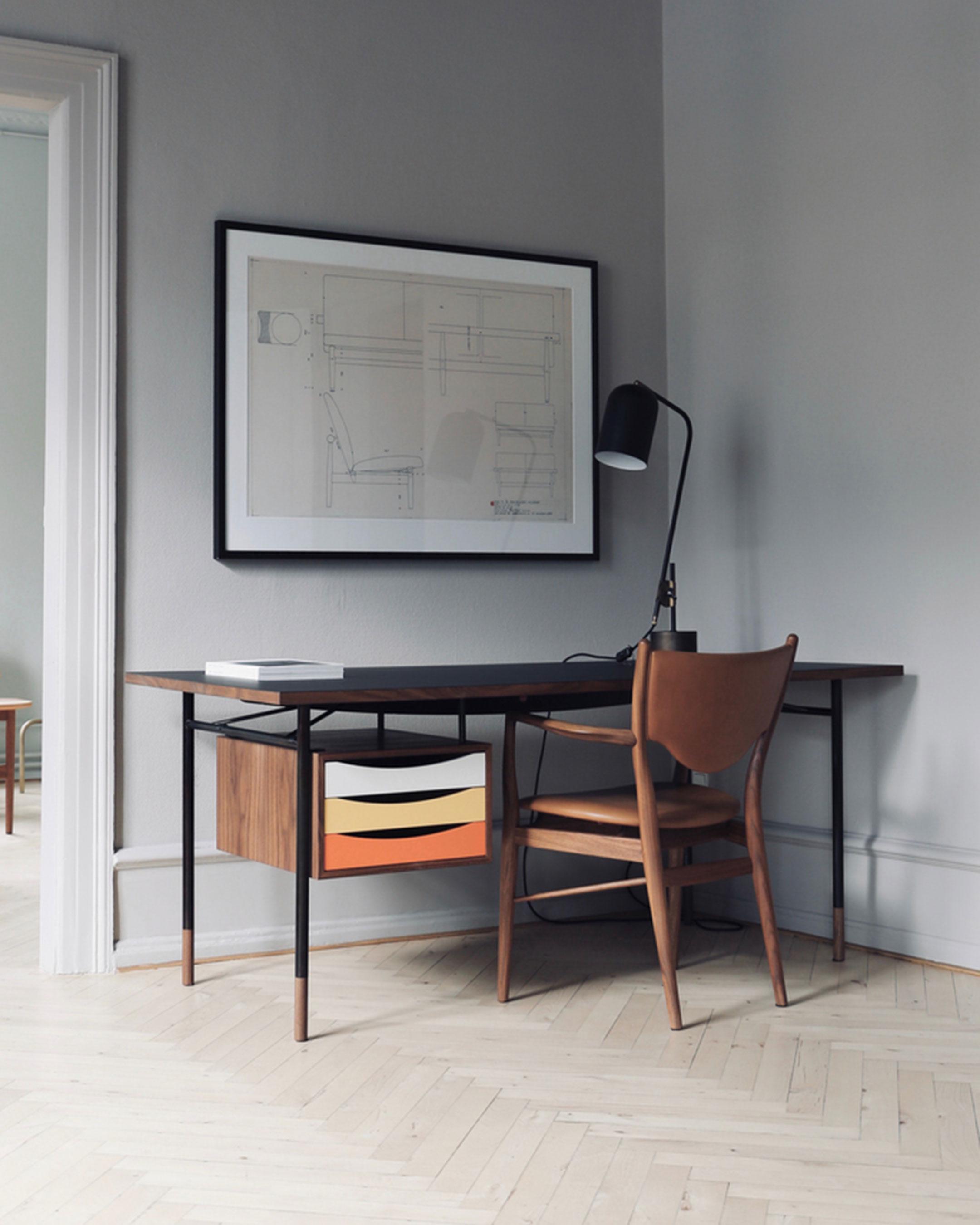 The Nyhavn Desk W/Tray Warm